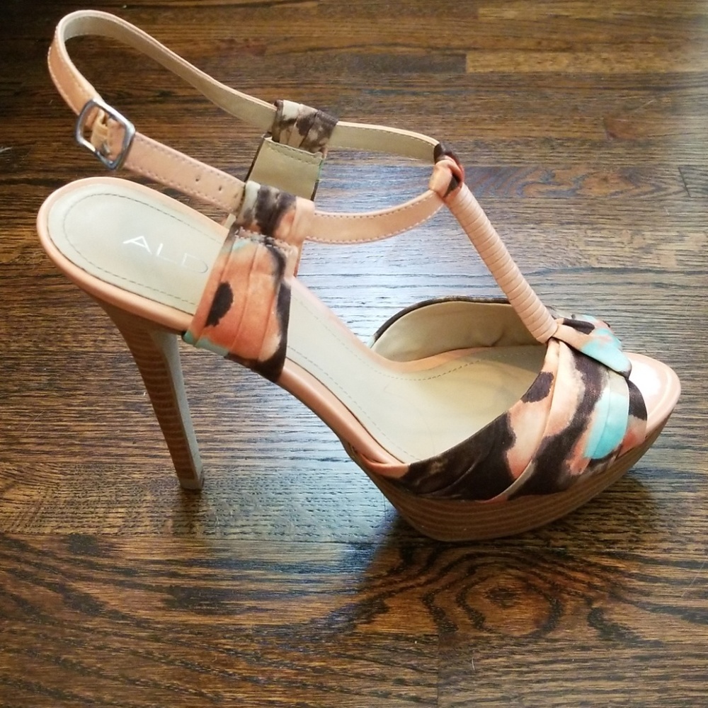 Aldo T-strap leather platform open toe heel size 9